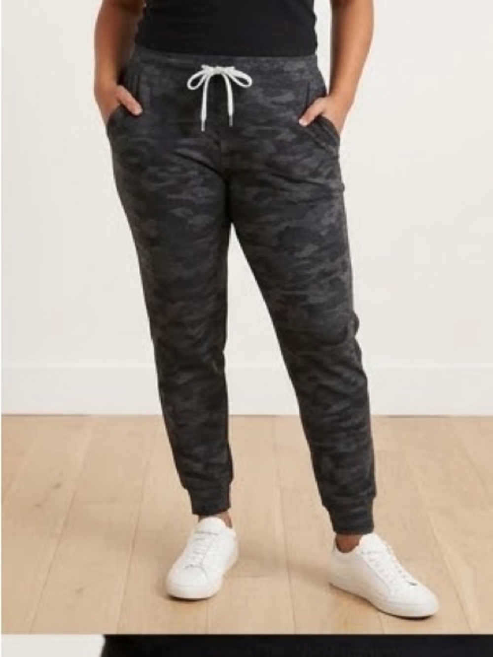 Vuori Women's Charcoal Black Camo Joggers